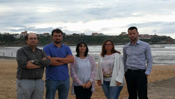 Concejales del PP y el PRC en la playa de La Concha Concejales del PP y el PRC en la playa de La Concha