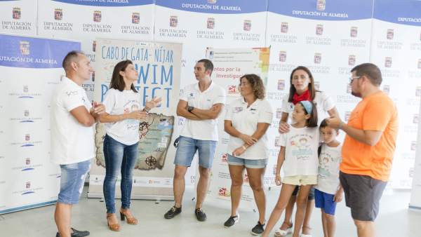 La diputada Ángeles Martínez junto a tres de los nadadores del reto solidario. La diputada Ángeles Martínez junto a tres de los nadadores del reto solidario.