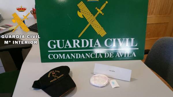 Droga intervenida al detenido. Droga intervenida al detenido.