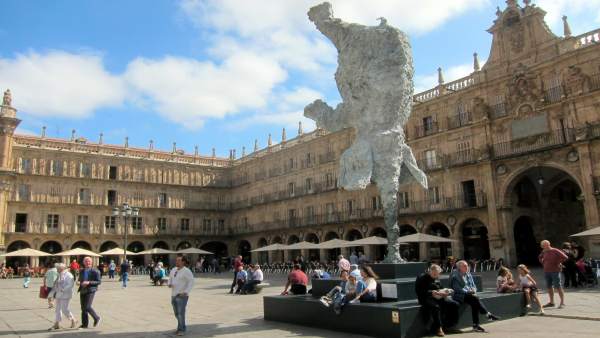 Escultura de Barceló en la Plaza Mayor de Salamanca Escultura de Barceló en la Plaza Mayor de Salamanca