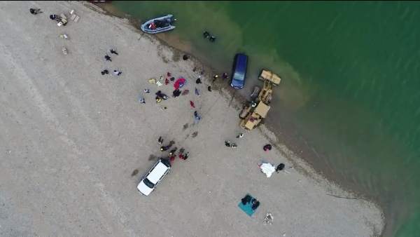 Reflotan el coche de los desaparecidos del pantano de Susqueda Reflotan el coche de los desaparecidos del pantano de Susqueda