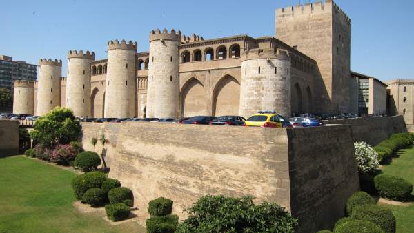Vista Del Palacio De La Aljafería En Zaragoza Vista Del Palacio De La Aljafería En Zaragoza