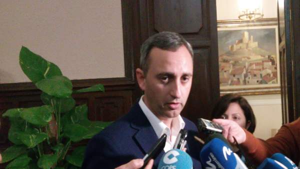 César Sánchez acusa el Consell d'aprovar el plurilingüisme de forma unilateral i advertix que vetlarà pels pares César Sánchez acusa el Consell d'aprovar el plurilingüisme de forma unilateral i advertix que vetlarà pels pares