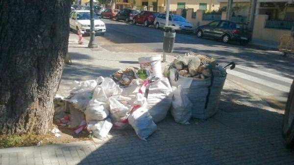 Vertido de escombros en la vía pública Vertido de escombros en la vía pública