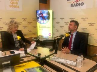 El conseller Santi Vila entrevistado por Mònica Terribas en Catalunya Ràdio