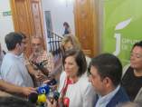 La consejera de Igualdad atiende a los periodistas.