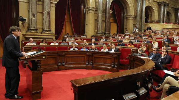 El pte.C.Puigdemont interviene ante el pleno del Parlament. El pte.C.Puigdemont interviene ante el pleno del Parlament.