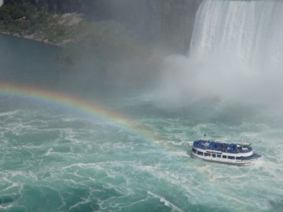 Bote bajo cascada