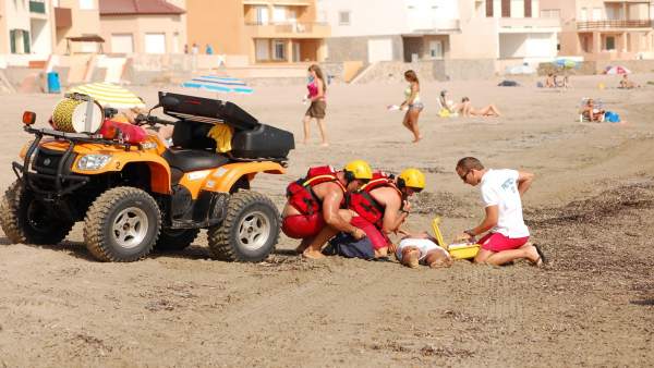 Dos Socorristas Y Un Voluntario De Protección Civil Auxilian A Un Bañista Dos Socorristas Y Un Voluntario De Protección Civil Auxilian A Un Bañista