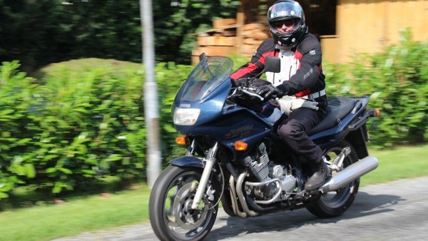 Convivencia entre motos y coches Convivencia entre motos y coches