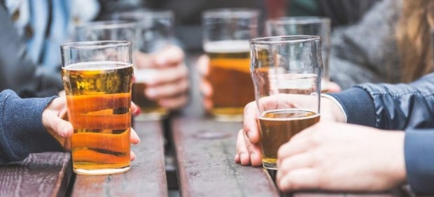 Personas consumen alcohol