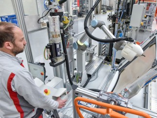 Operarios de Audi trabajan con robots