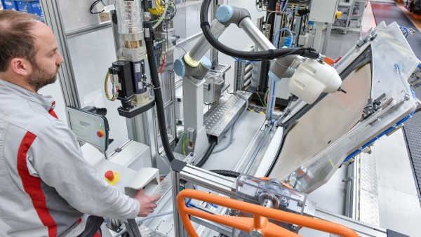 Operarios de Audi trabajan con robots Operarios de Audi trabajan con robots