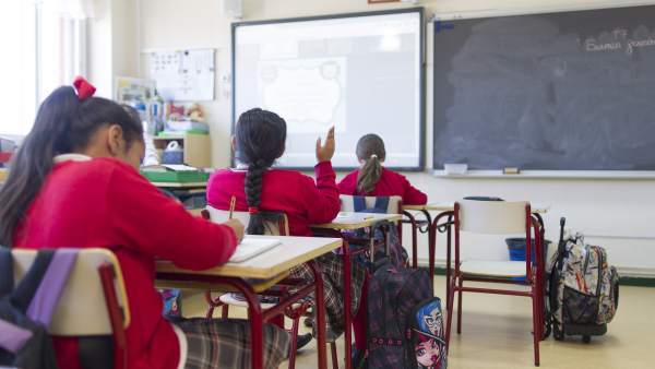 Colegio, escuela, aula, primaria, clase, niño, niña, niños, estudiando Colegio, escuela, aula, primaria, clase, niño, niña, niños, estudiando