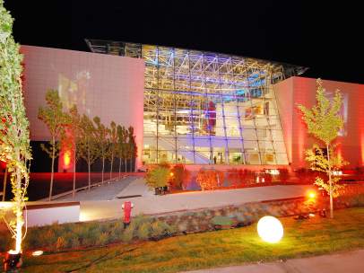 Vista nocturna del Museo Würth La Rioja