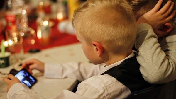 Niños con un móvil Niños con un móvil