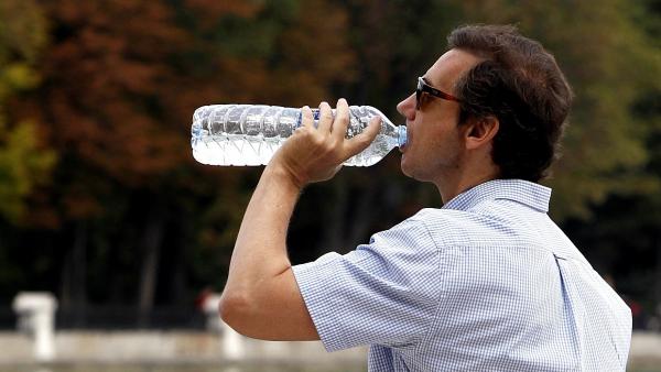 Sol, calor, temperaturas, buen tiempo, bebiendo agua, refrescarse Sol, calor, temperaturas, buen tiempo, bebiendo agua, refrescarse