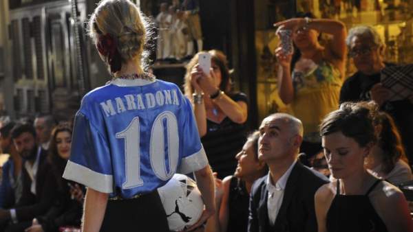 Desfile de Dolce & Gabbana con la camiseta de Maradona Desfile de Dolce & Gabbana con la camiseta de Maradona