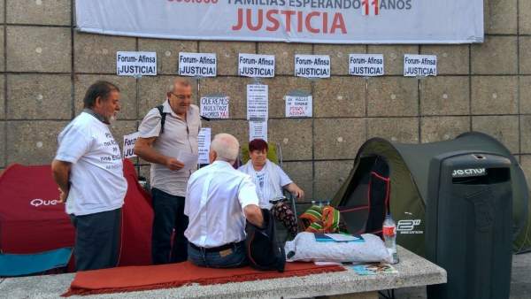 Campamento de los manifestantes junto al Reina Sofía Campamento de los manifestantes junto al Reina Sofía
