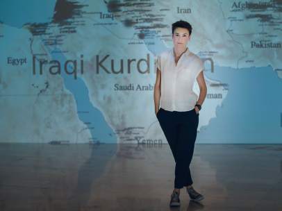 La artista Cristina Lucas delante de su obra 'El rayo que no cesa' (2015-)