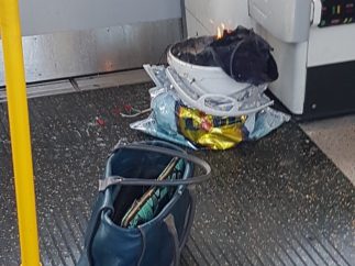 Bote de pintura ardiendo en el metro de Londres