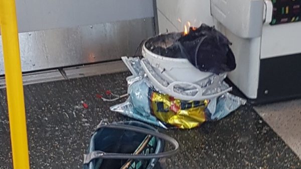 Bote de pintura ardiendo en el metro de Londres Bote de pintura ardiendo en el metro de Londres