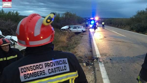 Bomberos trabajan en el accidente de Benlloch Bomberos trabajan en el accidente de Benlloch