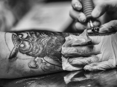Haciendo un tatuaje
