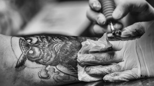 Haciendo un tatuaje Haciendo un tatuaje