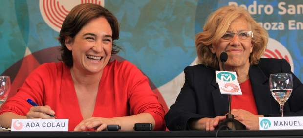 Manuela Carmena y Ada Colau en un acto en Madrid