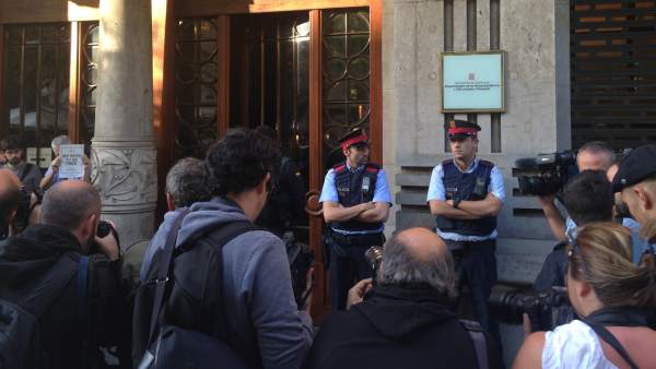 La Guardia Civil y los Mossos d'Esquadra en la Conselleria de Economía