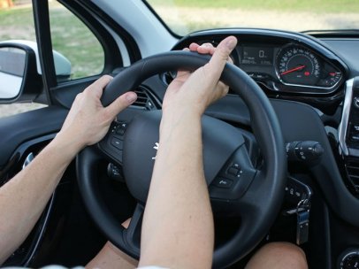 Cómo no se debe coger un volante