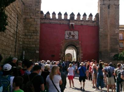 Turistas, a la puerta del Alcázar de Sevilla.