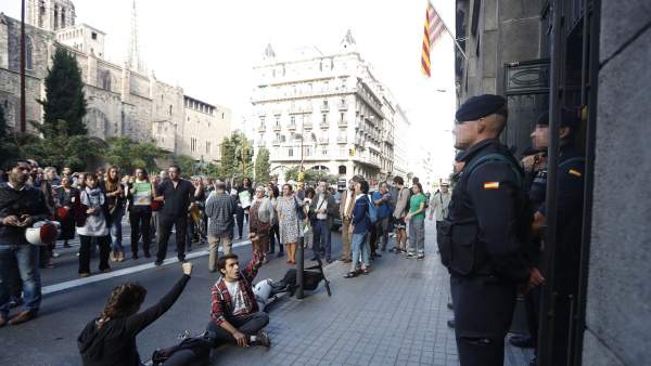 Agentes de la Guardia Civil ante la conselleria de Gobernación Agentes de la Guardia Civil ante la conselleria de Gobernación