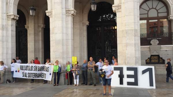 Concentración de vecinos de Pilarica ante las puertas del Ayuntamiento Concentración de vecinos de Pilarica ante las puertas del Ayuntamiento