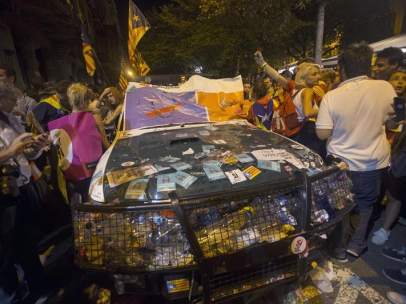 Coches de la Guardia Civil vandalizados