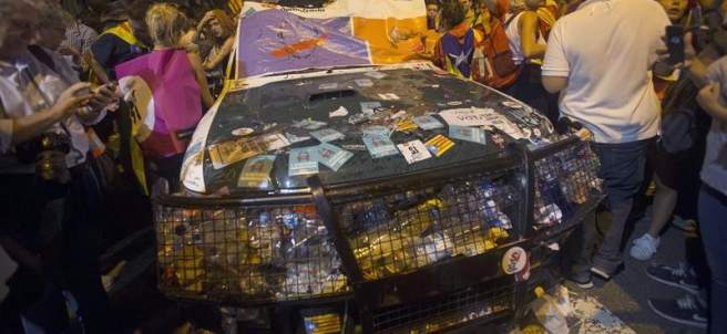 Coches de la Guardia Civil vandalizados