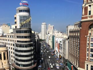 Coches circulando por Gran Vía