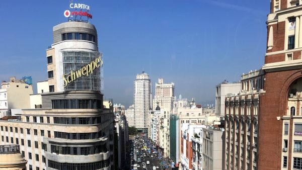 Coches circulando por Gran Vía Coches circulando por Gran Vía