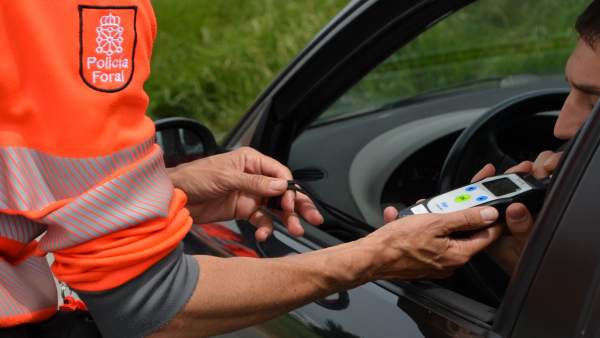Agente de la Policía Foral realizando una prueba de alcoholemia Agente de la Policía Foral realizando una prueba de alcoholemia