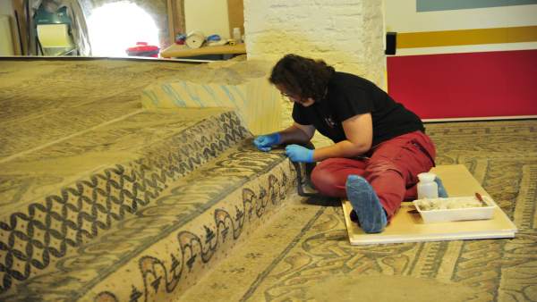 El Museo de Teruel restaura un gran mosaico romano. El Museo de Teruel restaura un gran mosaico romano.