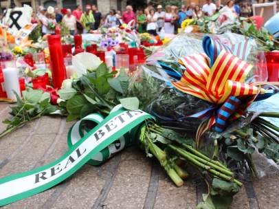 Flores en homenaje a las víctimas del atentado en Barcelona y Cambrils.