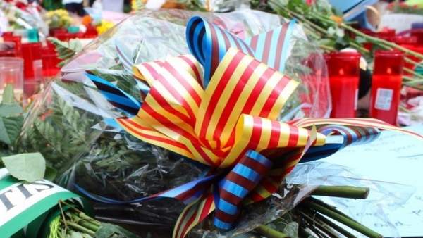 Flores en homenaje a las víctimas del atentado en Barcelona y Cambrils. Flores en homenaje a las víctimas del atentado en Barcelona y Cambrils.