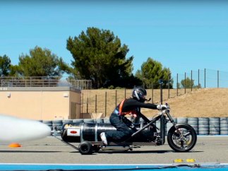 Triciclo que acelera de 0 a 100 km/h en 0,5 segundos