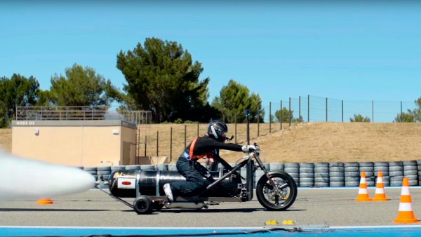 Triciclo que acelera de 0 a 100 km/h en 0,5 segundos Triciclo que acelera de 0 a 100 km/h en 0,5 segundos