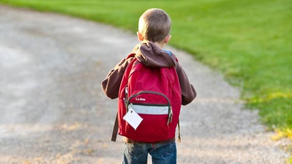 Niño con mochila Niño con mochila