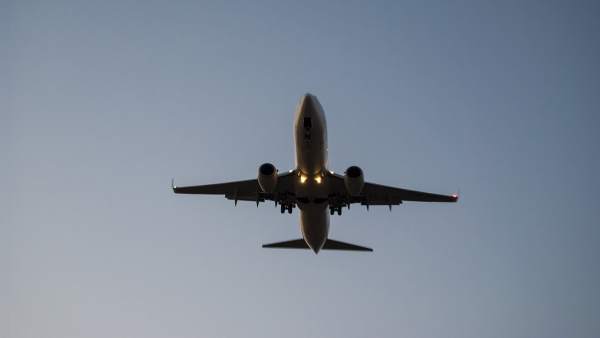 Un avión en pleno vuelo Un avión en pleno vuelo