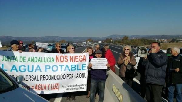 Parcelistas cortan la carretera N-432 para pedir agua y luz Parcelistas cortan la carretera N-432 para pedir agua y luz