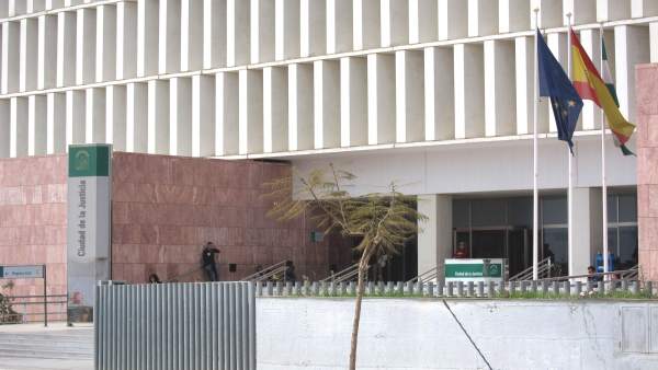 Fachada de la Ciudad de la Justicia de Málaga Fachada de la Ciudad de la Justicia de Málaga