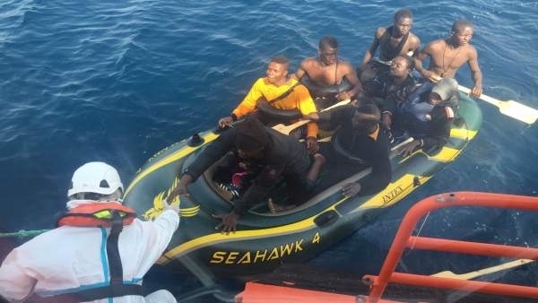 Rescate de inmigrantes de una patera Rescate de inmigrantes de una patera